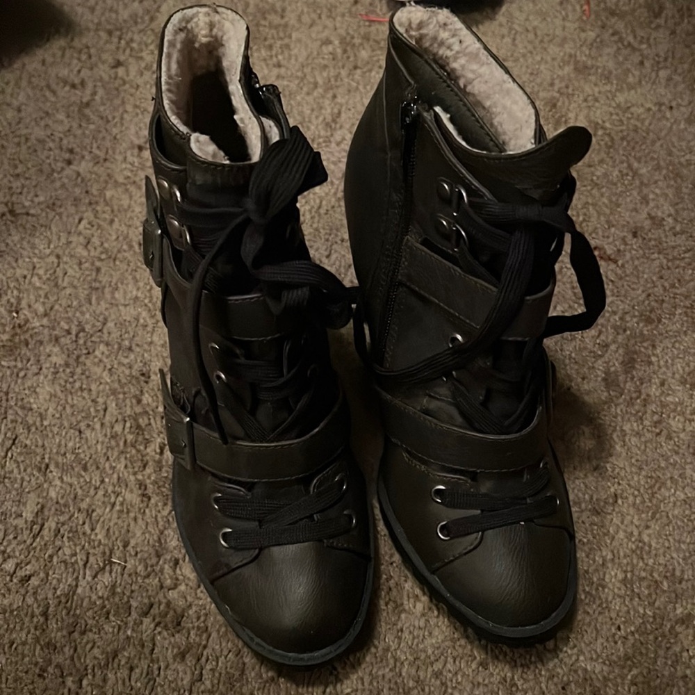 New Boots no box but never worn